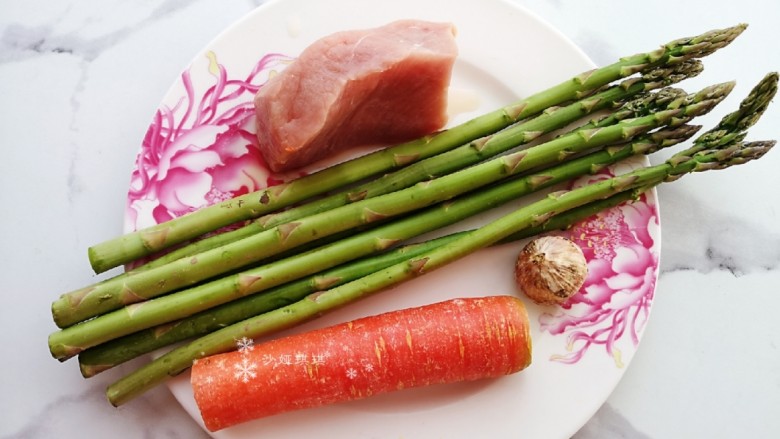 芦笋炒肉片,准备食材。