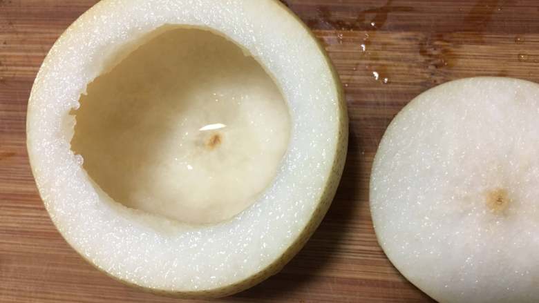 川贝炖雪梨,梨再1/3处切开,然后中间挖去核