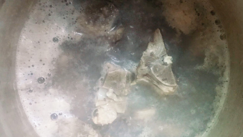 花生莲藕排骨汤,换水后加<a style='color:red;display:inline-block;' href='/shicai/ 718'>料酒</a>,大火烧开煮3分钟。