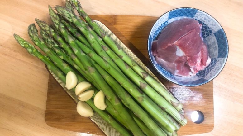 芦笋炒肉片,食材准备