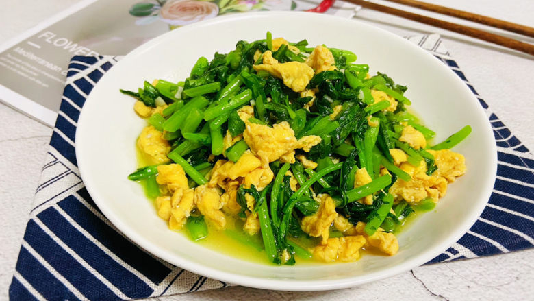 茼蒿炒鸡蛋,茼蒿炒鸡蛋,鲜香美味!