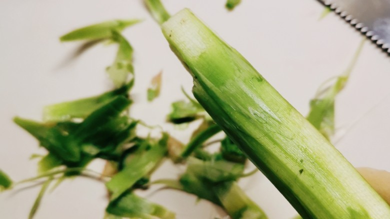 芦笋炒肉片,芦笋根部去皮  