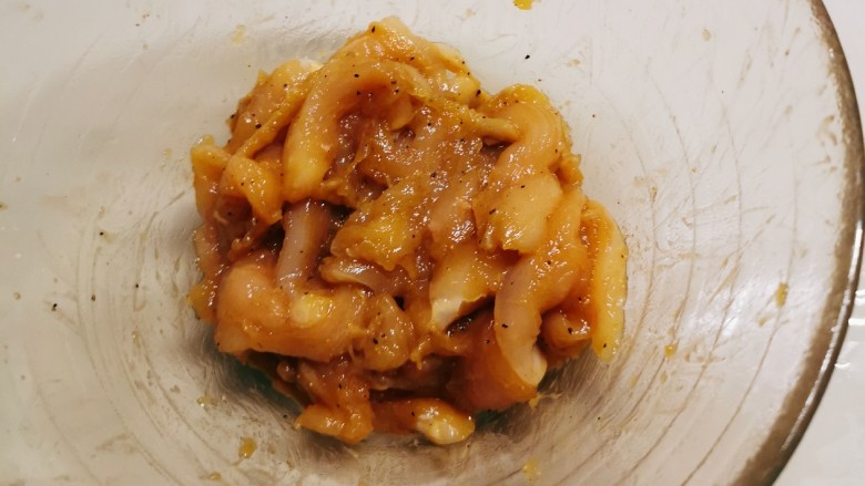 芦笋炒肉片,反复抓拌 腌制15分钟