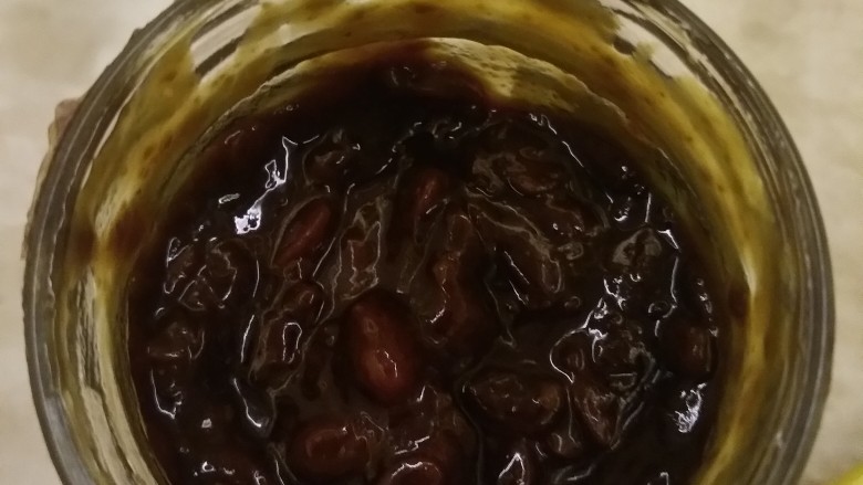 香辣蛋黄酥【愚人节款】,还是很稠的,加入一点面粉可以塑型,豆子可以直接捣碎