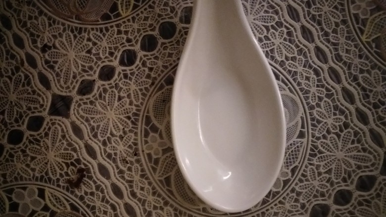 香辣蛋黄酥【愚人节款】,我用的勺子就是普通勺子,用量只是个大概,可以根据用量,调整。