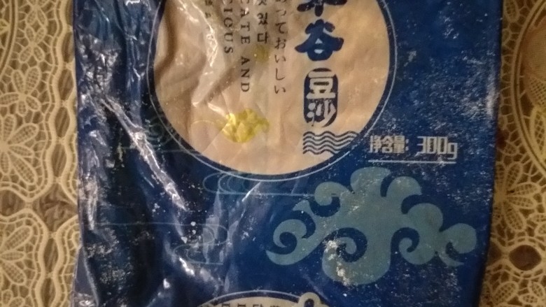 香辣蛋黄酥【愚人节款】,黄豆酱按照以往这种豆沙的浓稠程度就可以,可以捏成型