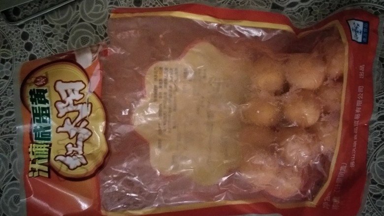 香辣蛋黄酥【愚人节款】,制作了一批黄豆酱火腿口味的馅,放入以前买的咸蛋黄模具里冻上下次用