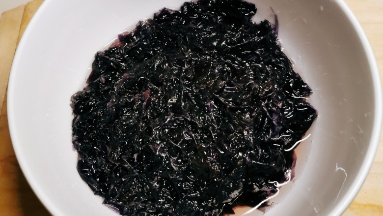 芦笋紫菜汤,干紫菜用清水浸泡 清洗掉细沙
捞出备用