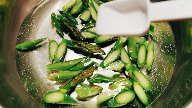 芦笋紫菜汤,芦笋放入开水中汆烫 水中加入2克盐 几滴食用油