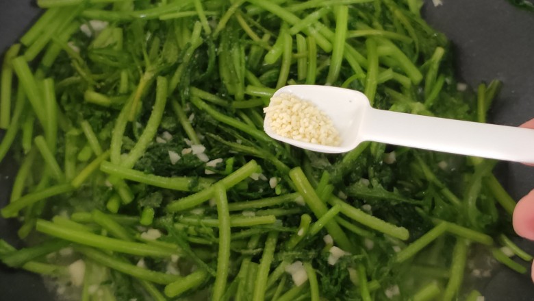 蒜泥茼蒿,半勺鸡精,翻炒均匀
