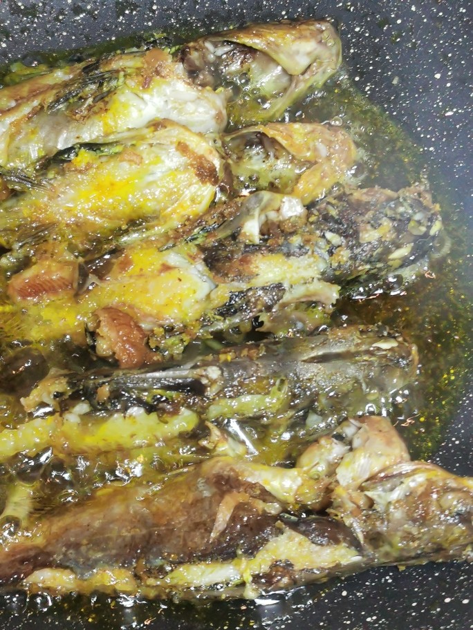 黄鸭叫煮豆皮,炸至两面金黄,焦焦的,黄黄的,皮脆一点(一定要多放一点油,不然会粘锅,可以加一点点盐,用小伙慢慢炸,不能着急。用大火的话,火候有点难掌控)