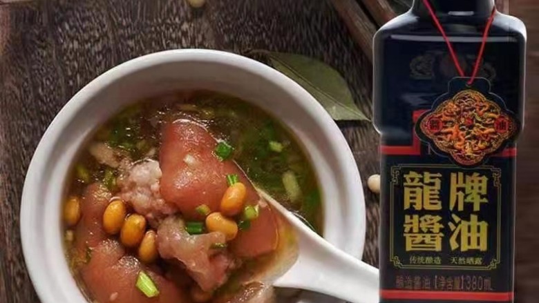 黄鸭叫煮豆皮,我用的是这个龙牌酱油,还有李锦记薄盐生抽(不是打广告哦)