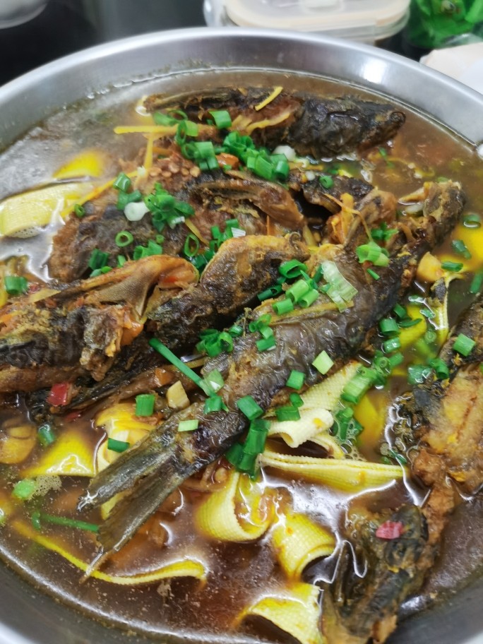 黄鸭叫煮豆皮,放一票冷水,要放冷水,不然开水也可以。
开大火煮5分钟,煮开。
换小火煮30分钟熬(最小火就可以了)
出锅,撒上迷人的葱花点缀一下下就可以了
