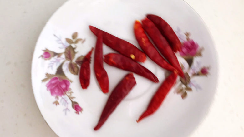 蒜泥茼蒿,<a style='color:red;display:inline-block;' href='/shicai/ 86464'>干红辣椒</a>清洗干净,用厨房用纸吸干水份