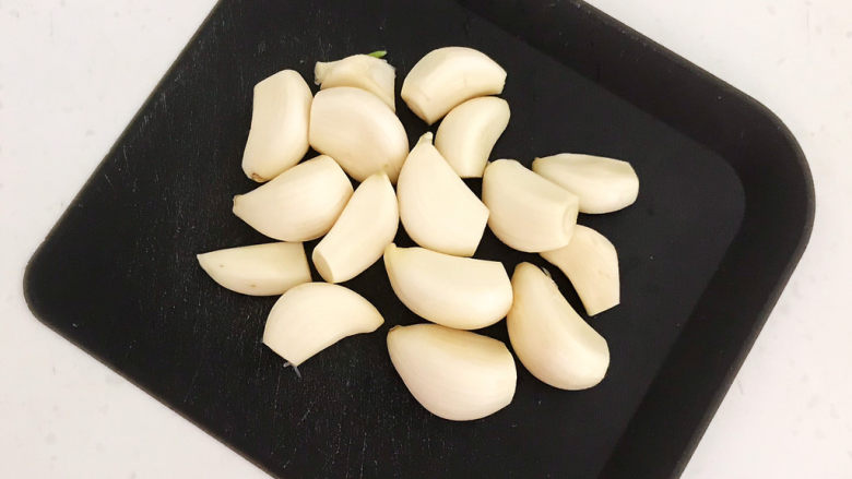 蒜泥茼蒿,大蒜剥皮清洗干净,切除蒜蒂