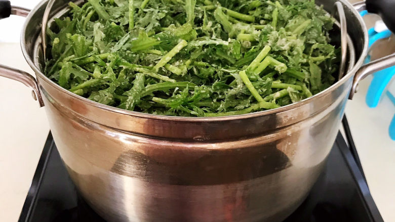 蒜泥茼蒿,蒸锅水烧开后放入蒸笼,大火烧开后蒸5分钟