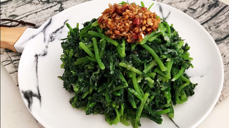 蒜泥茼蒿,蒜泥茼蒿清淡适宜,蒜香浓郁,风味独特~