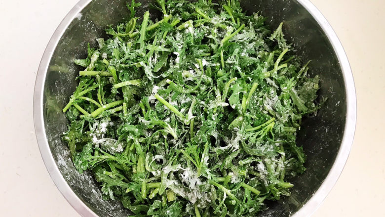 蒜泥茼蒿,充分调匀,让每一段茼蒿都能裹上一层薄薄的面粉