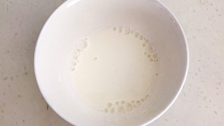茼蒿炒鸡蛋,<a style='color:red;display:inline-block;' href='/shicai/ 512'>玉米淀粉</a>放入碗里,加入1小勺冷水调匀,做成浓郁的水淀粉