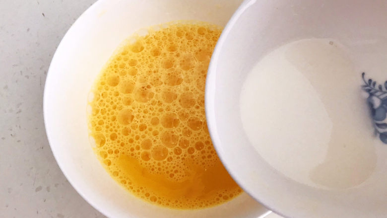 茼蒿炒鸡蛋,把鸡蛋打散调匀,加入水淀粉