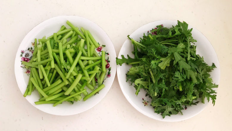 茼蒿炒鸡蛋,茼蒿清洗干净，沥干水份后切成寸段，做这道菜主要是用茼蒿茎，茼蒿叶可以做其它用途