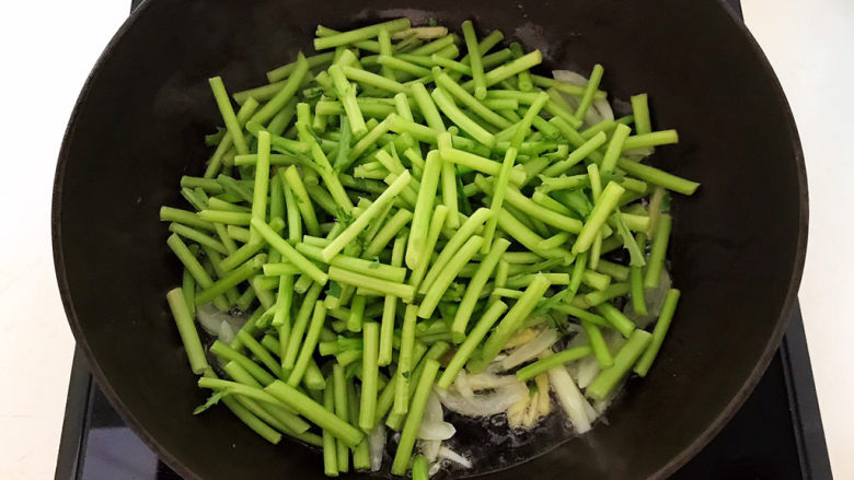 茼蒿炒鸡蛋,加入茼蒿,大火爆炒