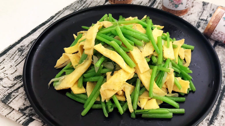 茼蒿炒鸡蛋,茼蒿炒鸡蛋清淡爽口,底油少盐,不加任何香料,是一道非常完美的减脂菜品~