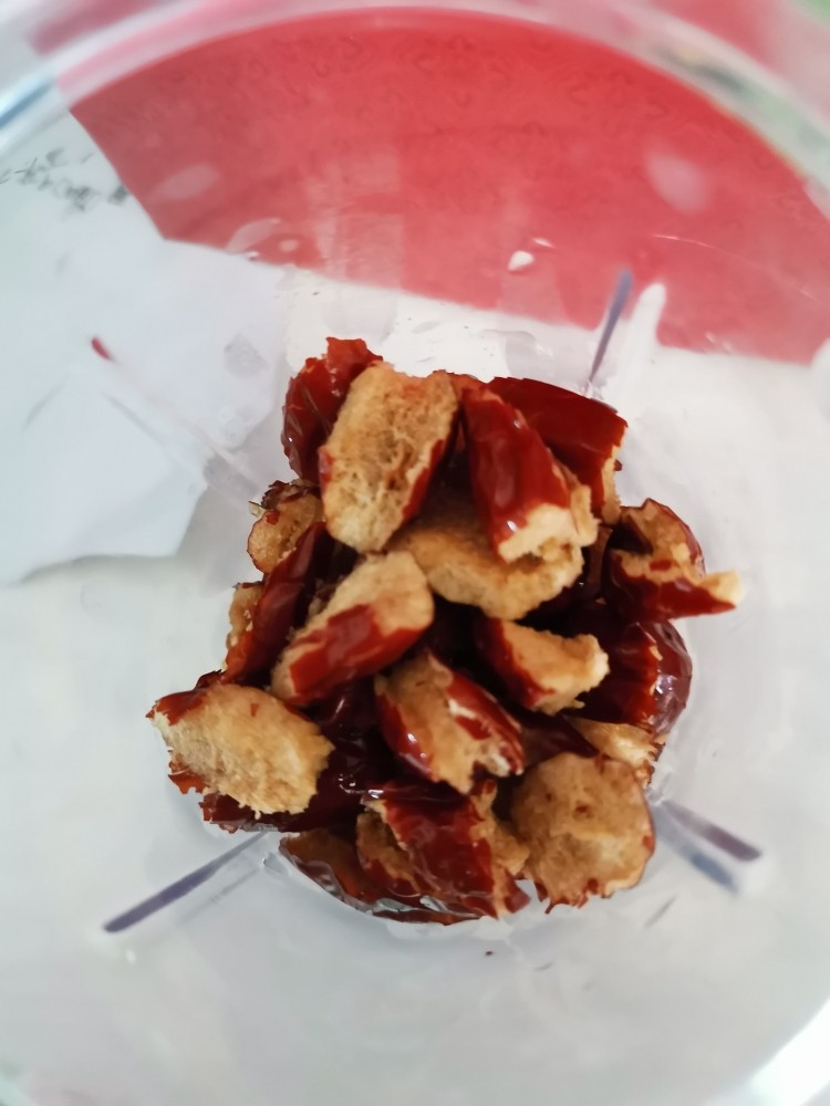 枣饼(二十分钟速成,手残党可入), 将<a style='color:red;display:inline-block;' href='/shicai/ 2470'>红枣</a>撕碎去核,放入榨汁机