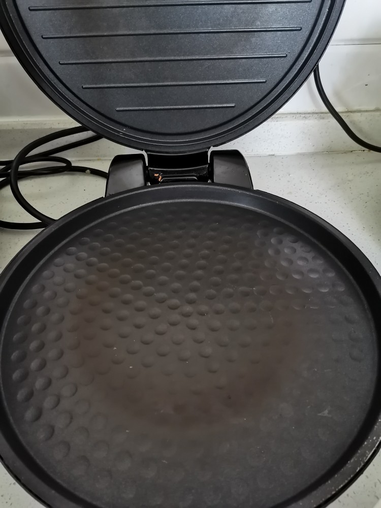 枣饼(二十分钟速成,手残党可入),均匀倒入平底锅内,不平的话及时用勺子压平噢