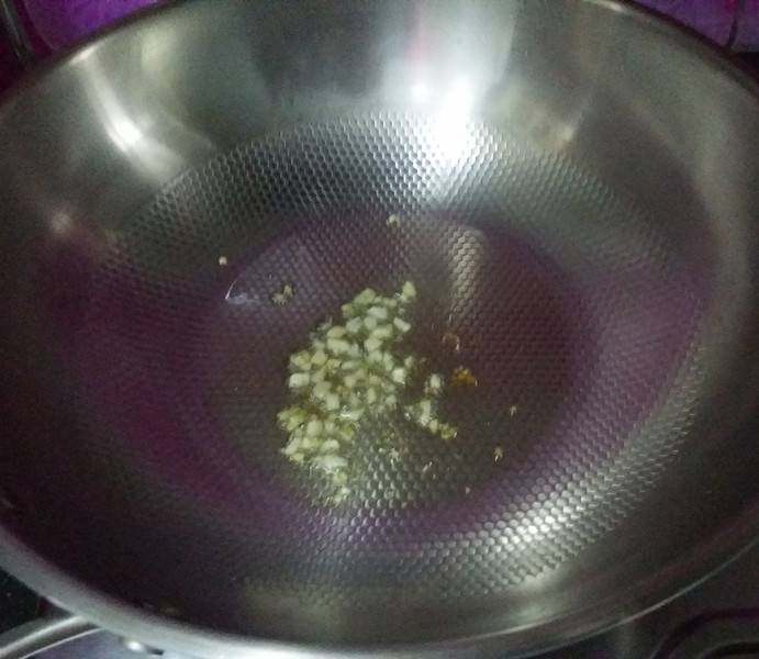 蒜泥茼蒿,下入1/3蒜沫爆香