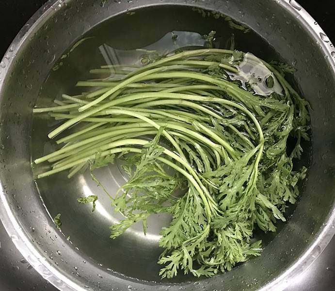 蒜泥茼蒿,茼蒿摘去根头、用清水浸泡一会儿后再清洗干净;喜欢长长的感觉,亲若觉得不方便可以切段再炒