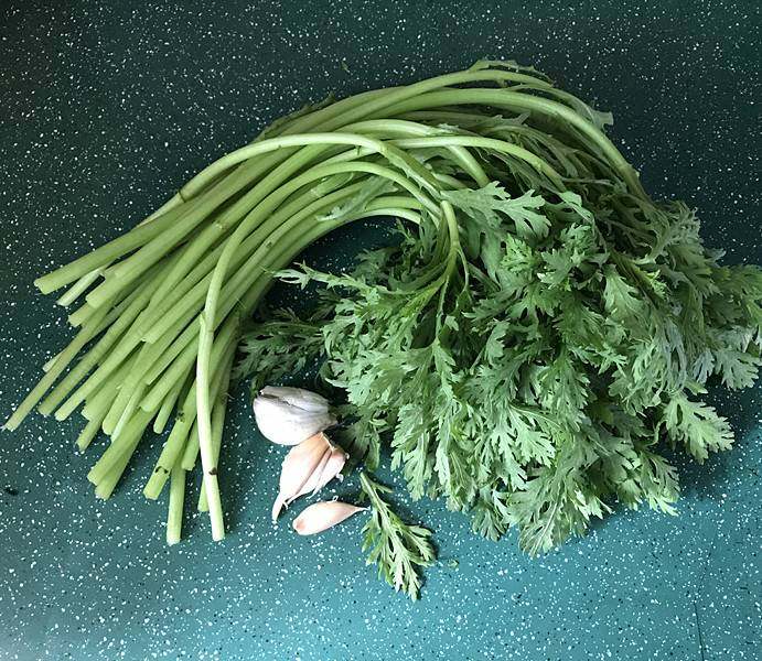 蒜泥茼蒿,备好食材,小米辣忘拍了