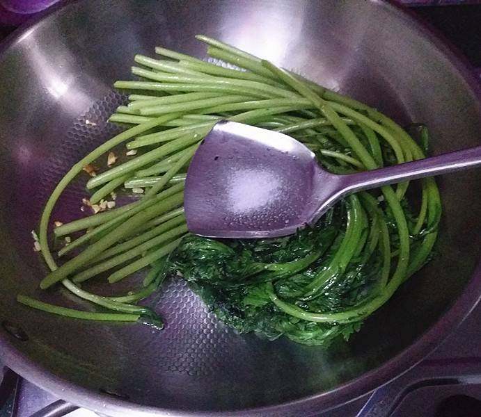 蒜泥茼蒿,炒至变色后来点食盐调味
PS:在我们这有句俗语~茼蒿是个鬼,一炒全是水,但今儿买是北方茼蒿,相比于大叶茼蒿来说汁水少,所以需适当加点清水炒更好