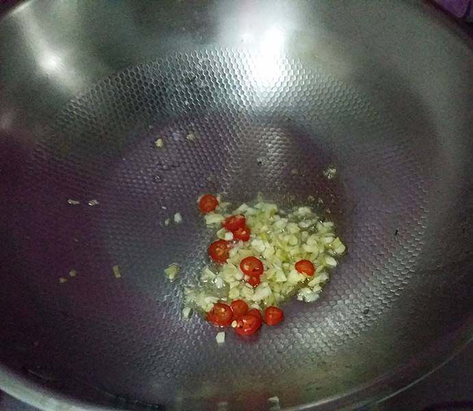 蒜泥茼蒿,锅中重新倒油、下剩余蒜沫和小米辣,炒出香味