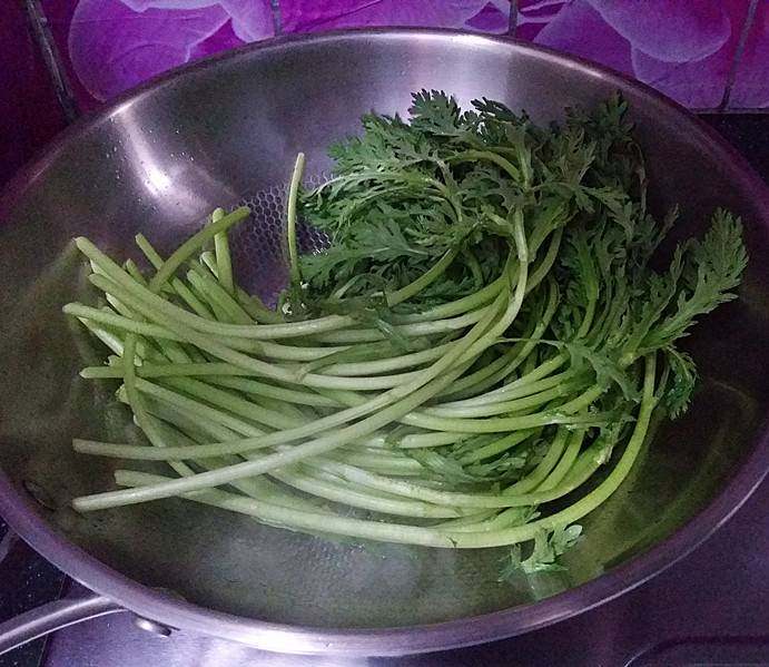 蒜泥茼蒿,放入茼蒿,加少许清水可使颜色油亮好看且入口也脆嫩旺火翻炒