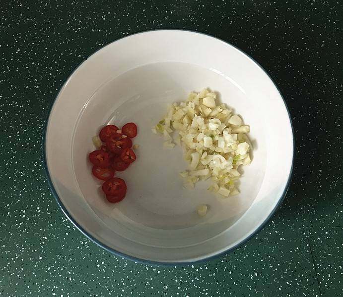 蒜泥茼蒿,分开放入碗中备用