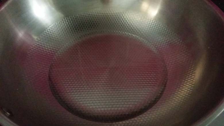 蒜泥茼蒿,炒锅烧热,倒入食用油