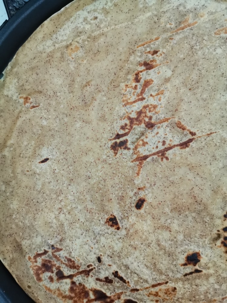 枣饼(二十分钟速成,手残党可入),五分钟左右就好啦。真的好快。一放进去就能闻到红枣奶香味,味觉盛宴呀!