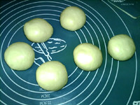 菠萝面包。,排气,分割成6等分,滚圆