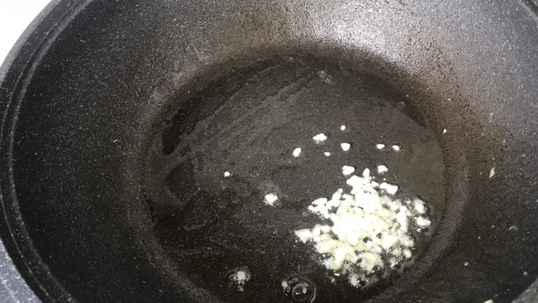 茼蒿炒鸡蛋,锅中留底油,炒蒜末;