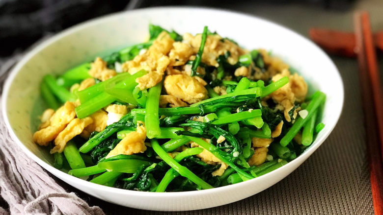 茼蒿炒鸡蛋,总共炒1分多钟就可以出锅的春季小菜端上桌,是不是心情都跟着明媚起来了呢!