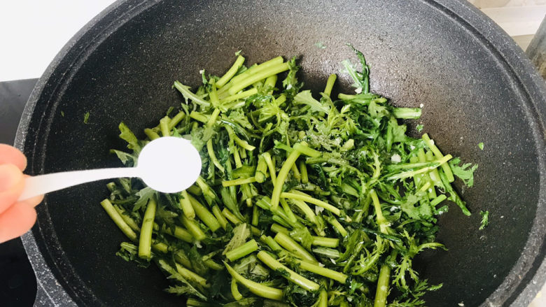 茼蒿炒鸡蛋,加盐调味;