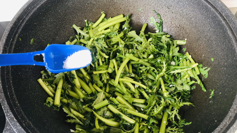 茼蒿炒鸡蛋,翻炒几铲后,加入适量的白糖提鲜;