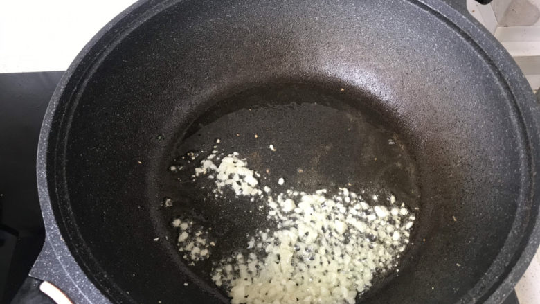 蒜泥茼蒿,起锅烧油,小火炒蒜末,炒出蒜香味;(留一点蒜末出锅前用)