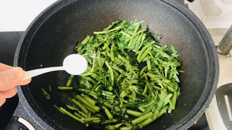 蒜泥茼蒿,加盐调味;