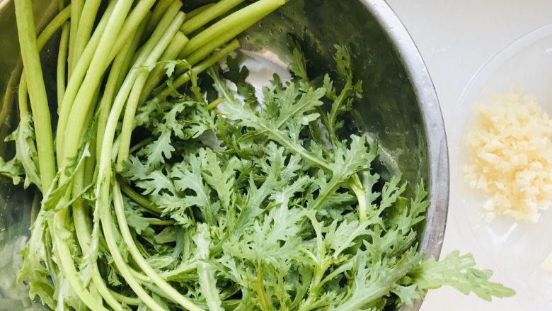 蒜泥茼蒿,就两样食材,都在这里了;