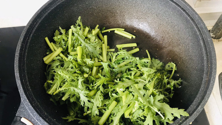 蒜泥茼蒿,放入茼蒿快速翻炒;