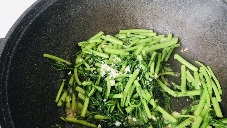 蒜泥茼蒿,总共炒1分多钟,出锅前加蒜末炒匀;