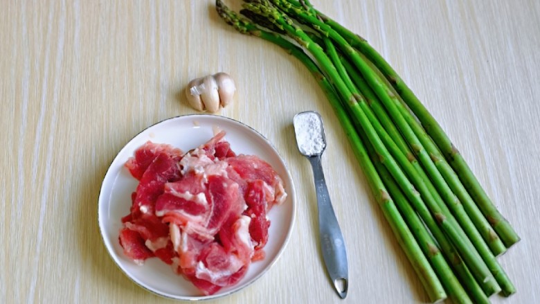 芦笋炒肉片,准备食材,牛肉提前切片,尽量薄一点。