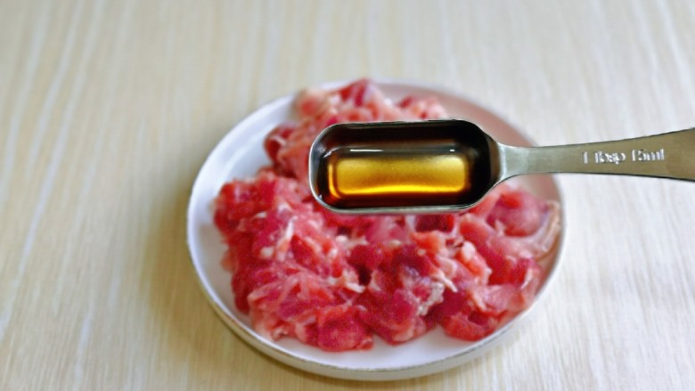 芦笋炒肉片,加入一勺<a style='color:red;display:inline-block;' href='/shicai/ 718'>料酒</a>,适当可以多一点,去腥。